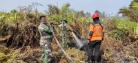 Anggota TNI Koramil 04 Mandau Lakukan Pemadaman Karhutla Di Tegar Ujung. 