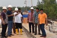 Pj Bupati  meninjau proyek lanjutan pembangunan dermaga penyeberangan