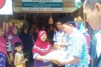 Camat Talang Muandau Serahkan KKS Dan PKH Kepada Warga Kurang Mampu