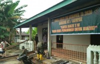 Babinsa Koramil 07/Kampar Bersama Warga Karya Bakti Renovasi Mushollah