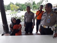 Anggota Polsek Siak Hulu Serahkan Bocah Yang Ditemukan Warga Desa Tanah Merah Kepada Orang Tuanya
