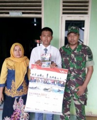 Penyerahan cd dan kalender titipan mabes TNI Serbuan Teritorial sebagai penguatan Kemanunggalan TNI 