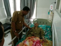 Bupati Jenguk Orang Tua Wabup di RSUD Dr RM Pratomo