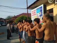 Kapolres Labuhanbatu Sterilkan Covid-19 Kepada Tahanan