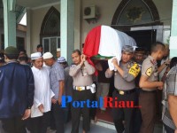 Polri Berduka, Polisi Ini Ikut Memikul Jenazah dan Membantu Gali Kuburan