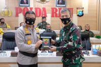 Pangdam I/BB Yang Juga Putra Seorang Prajurit Berkunjung Ke Polda Riau.