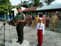 Babinsa Koramil 16/Tapung Menjadi Irup Upacara Bendera Di Sdn  010 Desa Kijang Makmur 