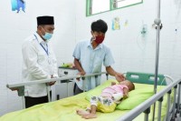 Wabup Sergai Menjenguk Pasien Penderita Pembengkakan Liver