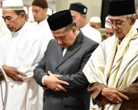 Wabup Inhil dan Istri Salat Idul Fitri di Masjid Agung Al-Huda
