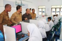 Plt Bupati labuhanbatu monitoring UNBK di SMP rantau Utara.