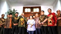 Doakan Wiranto Cepat Sembuh, Megawati Minta Kader PDIP Waspada