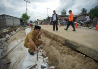 Bupati Inhil Tinjau Lokasi Jalan Longsor Parit 6 Tembilahan Hulu