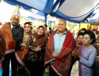 Hadiri Pesta Adat Batak, Bupati Yopi Terima Ulos