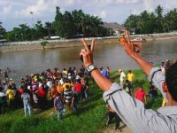 Suparman-Sukiman Masih Pimpin Perolehan Suara Versi C1, Rayakan Pawai dan Mencebur ke Sungai Batang 