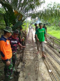 Anggota Koramil 01/Rengat  Melaksanakan Karya Bhakti Pembuatan Drainase Di Kel. Sekip Hilir Kec. Ren