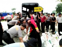Polres Kampar Kerahkan 150 Personil Untuk Pembuatan Kanal Bloking Rimbo Panjang