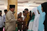 Sempena Keritang Berzikir, Bupati Inhil Serahkan Bantuan Buat Kaum Dhuafa