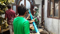 Tabung Gas Meledak, Babinsa Koramil 14 Kepenuhan Damkar Dan Warga Bersama-sama Padamkan Api