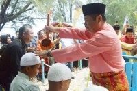 Gubri Dan Bupati Bengkalis Hadiri Ritual Mandi Safar Di Pulau Rupat