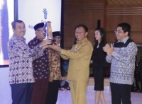 Pelayanan Perizinan Terbaik Nasional, Bupati Siak Terima Piala dan Piagam