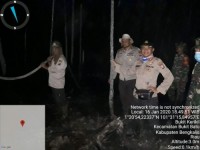 Polres Bengkalis  Bersama Masyarakat Padamkan Serta Dinginkan Kebakaran Semak Belukar Di Desa Tasik 