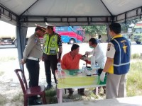  Demi Keselamatan Penumpang, Sat Lantas Polres Pelalawan Tes Tensi dan Urine Para Sopir