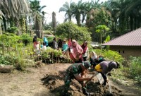 Babinsa Koramil 09/Lgm Kodim 0313/Kpr Buat Kebun Tanaman Apotik Hidup 