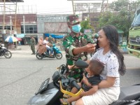 Putus Penyebaran covid-19 Koramil 07/kampar Aksi Bagi Masker kepada pengendara