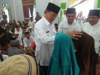 Jelang Idul Fitri, Bupati Inhil Serahkan Tali Asih kepada Yatim-Piatu di Gaung