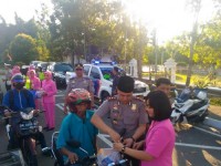 Polres Kampar Bersama Bhayangkari Bagikan Takjil Jelang Buka Puasa di Bundaran Taman Kota Bangkinang