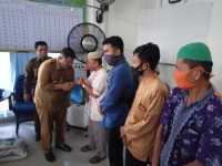 Camat Mandau Serahkan Bantuan Sembako Kepada  Imam / Gharim  Masjid Dan Musola
