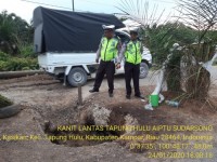 Anggota Polsek Tapung Hulu Lakukan Sistim Buka Tutup, Petapahan - Simpang TB Km 75/76 Amblas