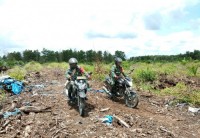 Babinsa Koramil 09/Lgm Rutin Giat Patroli Rutin dan Sosialisasi Karhutla di Wilayah Rawan Karhutla