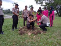 Polri Peduli Penghijauan Polsek Mandau Tanam Puluhan Pohon Buah