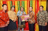 Hari Jadi Rohul Ke 19, Bupati  Sukiman Terima Sertifikat WBTB Indonesia 2018 Dari Mendikbud RI