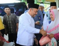 Jum'at Berkah, Bupati Labuhanbatu Berbagi Sembako