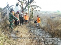 Anggota Koramil 01/Rengat Tangani Karhutla Di Desa Talang Jerinjing
