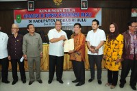Bupati Yopi Beri ‘Kado’ ke Komisi B DPRD Riau