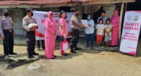 Masih Dalam Rangka Hari Bhayangkara ke 74 ,Polsek Pinggir  Giat Baksos Serahkan Bantuan Sembako 
