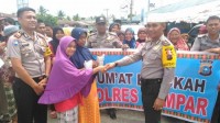 Polres Kampar Gandeng IKC Bagikan Nasi Bungkus Kepada Warga Kuok
