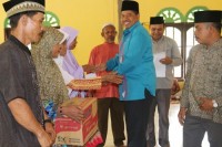Wakil Bupati Siak menyalurkan dana zakat tahap I di kampung Buantan I kecamatan Koto Gasib