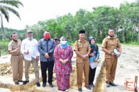 Plh Bupati Bengkalis Diwakili Staf Ahli Letak Batu Pertama Pembangunan SMAN 11 Bathin Solapan