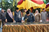 Bupati Amril Resmikan 6 Unit Gedung Kades