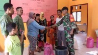 Babinsa Koramil Rupat Bantu Pendistribusian Beras Raskin Bantuan Dari Pemerintah Untuk Masyarakat