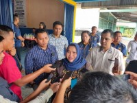 Kasmarni Kembalikan Formulir Ke Partai Nasdem