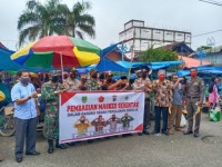 Danramil 14/Kepenuhan Kodim 0313/KPR Beserta Anggota Bagikan Masker Gratis Di Pasar Bersama Upika