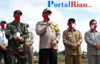 Kapolda Riau Menyerahkan Bantuan Sarana Produksi Budidaya Pertanian DI Kabupaten Pelalawan