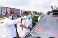 Sekda Kampar Cek Langsung Suhu Tubuh Masyarakat yang Masuk ke Kampar