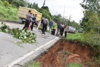 Kapolres Kampar Tinjau Bahu Jalan yang Amblas di KM 91 Jalan Lintas Riau - Sumbar