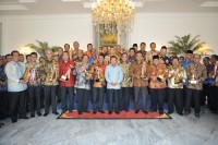  Bupati Bengkalis Amril Mukminin menerima penghargaan Wahana Tata Nugraha
